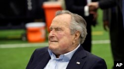 Mantan Presiden George H.W. Bush menyaksikan pertandingan liga sepak bola Amerika antara Klub Houston Texans dan Indianapolis Colts, 5 November 2017, di Houston
