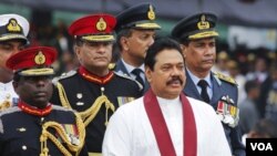 Presiden Mahinda Rajapaksa dalam sebuah parade militer Sri Lanka (foto: dok). Laporan PBB menuduh pemerintah Sri Lanka dan pemberontak Tamil melakukan kejahatan perang selama perang saudara di sana.