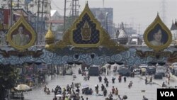Warga Thailand berjuang di tengah genangan banjir di distrik Rangsit, pinggiran kota Bangkok (21/10).