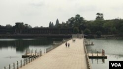 ភ្ញៀវទេសចរមួយចំនួន ដើរលើ​ស្ពាន​ពោងផ្លាស្ទិក​ ជំនួសឲ្យស្ពានហាល​ ចូលទៅក្នុង​ប្រាសាទ​អង្គរ​វត្ត​ ខេត្តសៀមរាប នៅថ្ងៃទី​១៨​ ខែមីនា​ ឆ្នាំ២០២០។ ​(ហ៊ុល រស្មី/VOA) 