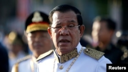 រូបភាពឯកសារ៖ នាយករដ្ឋមន្រ្តី​កម្ពុជា​ហ៊ុន សែន​បាន​មកដល់​វិមានឯករាជដើម្បី​ចូល​រួម​ពិធី​បុណ្យ​ឯករាជជាតិ​លើក​៦៥​​ក្នុង​រាជធានី​ភ្នំពេញ​ ប្រទេស​កម្ពុជា​កាលពី​ថ្ងៃទី០៩ វិច្ឆិកា​ ឆ្នាំ២០១៨។