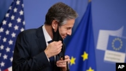 토니 블링컨 미국 국무장관이 24일 벨기에 브뤼셀 EU 본부에서 기자회견에 앞서 마스크를 벗고 있다.