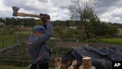 Anatolij Fedorko, 56, cijepa drva u blizini svoje kuće u Moshchunu, blizu Kijeva, u Ukrajini, u utorak, 10. oktobra 2023. (AP Photo/Alex Babenko)