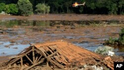 Spasioci hekikopterom pretražuju potopljenu oblast nakon rušenja brane u Brumadinhou, Brazil, 27. januara 2019. 