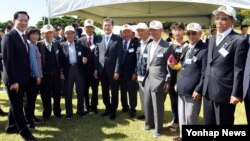 문재인 한국 대통령이 지난 28일 경기도 평택시 해군 제2함대사령부에서 열린 '제69주년 국군의 날' 행사에서 귀환 국군용사들과 기념촬영하고 있다. 