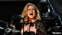 Adele exécutant la chanson "Rolling in the Deep" à Los Angeles, en 2012