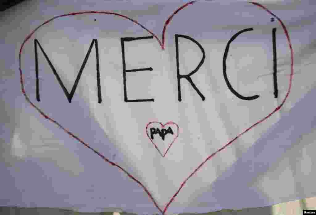当教宗本笃16世2013年2月27日在梵蒂冈圣彼得广场举行最后一次公开接见信众活动时，一个标语牌用法文写着&ldquo;谢谢你&rdquo;。