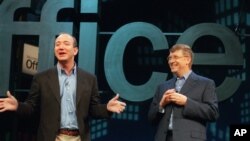 Jeff Bezos, pendiri dan CEO of Amazon.com (kiri), bersama Bill Gates, kepala dan arsitek utama piranti lunak Microsoft Corp, dalam sebuah acara di New York. (Foto: Dok)