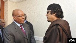 Presiden Afrika Selatan Jacob Zuma (kiri) saat bertemu pemimpin Libya, Moammar Gadhafi di Tripoli (30/5).
