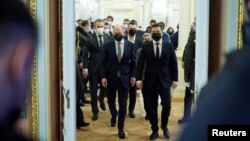 გერმანიის კანცლერი ოლაფ შოლცი (მარცხნივ) და ვოლოდიმირ ზელენსკი (მარჯვნივ) კიევში გამართულ შეხვედრაზე