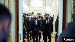 გერმანიის კანცლერი ოლაფ შოლცი (მარცხნივ) და უკრაინის პრეზიდენტი, ვოლოდიმირ ზელებნსკი (მარჯვნივ)