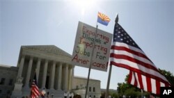 Para pendukung UU imigrasi Arizona unjuk rasa di depan Mahkamah Agung AS di Washington DC saat berlangsungnya dengar pendapat soal UU Imigrasi Arizona (25/4)