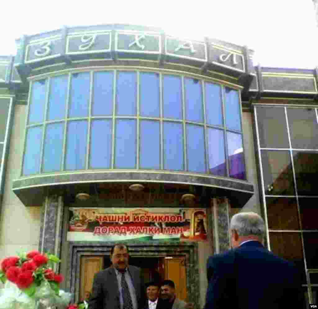 G'olakandoz qishlog'idagi ''Zuahl' to'yxonasi shoir xotira kechasi o'tkazilgan muhtasham koshona bo'ldi