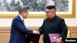 Janubiy Koreya Prezidenti Mun Jey In (chapda) va Shimoliy Koreya rahbari Kim Chen Un. Pxenyan, 19-sentabr, 2018-yil