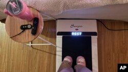 โฮป ซักเคอร์โบรว์ เจ้าของเทรนด์การออกกำลังกาย cozy cardio โชว์พื้นที่ออกกำลังกายของเธอ ซึ่งมีแผ่นเดินในบ้าน น้ำผลไม้ปั่น และรีโมตทีวี เป็นอุปกรณ์หลัก (Hope Zuckerbrow via AP)