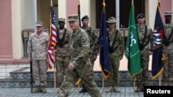 Komandan pasukan Resolute Support NATO di Afghanistan, Jenderal John Nicholson dalam upacara di markas Resolute Support di Kabul, Afghanistan (2/3).