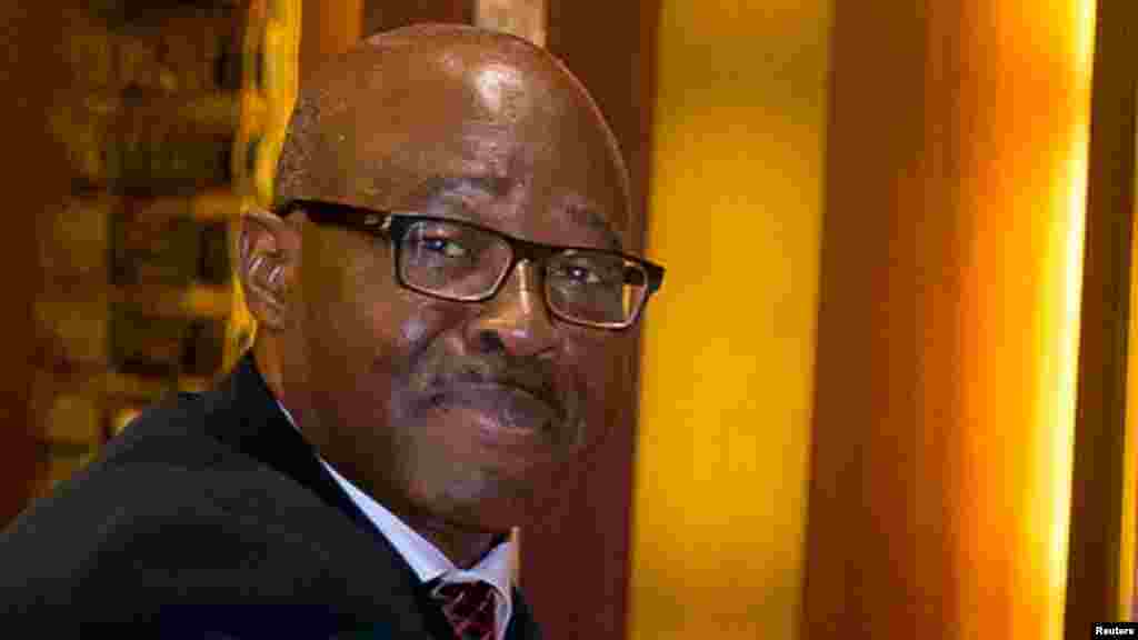 Kwamishinan INEC na kasa, Mohammed Mustapha Lecky, jim kadan bayan rantsar da shi a Abuja, a ran litinin 9 Nuwamba 2015.