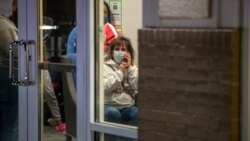 Članovi porodica čekaju informacije o svojim najbližima posle pucnjave u Fedeksovoj zgradi u Indijanapolisu.