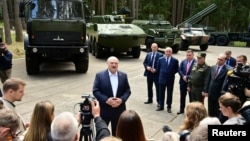 白俄罗斯总统卢卡申科在视察明斯克一个军工设施时对记者讲话。（2023年6月13日）