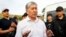 Daxlsizlik huquqidan mahrum qilingan Qirg'iziston sobiq prezidenti Almazbek Atambayev tarafdorlari davrasida, 2019-yil 27-iyun