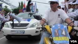 “I have arrived now,” Sam Rainsy said. “I will be with you. Let me shake your hands, let me take you by the shoulder. I’ll struggle together with you to rescue our nation.”