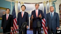 24일 미국 워싱턴 국무부 건물에서 미-한 외교·국방장관 회담이 열렸다. 왼쪽부터 한국의 한민구 국방장관, 윤병세 외교장관, 미국의 존 케리 국무장관, 척 헤이글 국방장관.