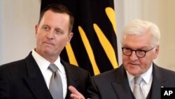 Presiden Jerman Frank-Walter Steinmeier, kanan, pada saat menerima surat-surat kepercayaan Duta Besar AS untuk JermanGermany, Richard Grenell, kiri, di Istana Belevue di Berlin, Jerman, 8 Mei 2018.