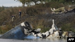 Lực lượng cứu hộ tại hiện trường vụ tai nạn máy bay gần thành phố Yaroslavl, trên sông Volga khoảng 150 dặm (240 km) về phía đông bắc Moscow, ngày 7/9/2011