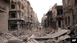 Gedung-gedung di dekat Lapangan Saadallah al-Jabri kota Aleppo, Suriah hancur akibat ledakan bom hari Rabu (3/10).