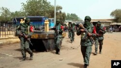 ARCHIVES - Patrouille mixte des Forces armées maliennes avec d'anciens rebelles à Gao, au nord du Mali, le 23 février 2017.