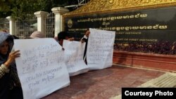 រូបឯកសារ៖ អ្នកគំាទ្រ​អ្នកស្រី ឡុង សុគន្ធី ដែល​ជា​តំណាង​ឲ្យ​ពលរដ្ឋ​ជាង​៣០០​គ្រួសារ​មាន​វិវាទ​ដីធ្លី​ជាមួយ​សេដ្ឋី​ម្នាក់ មក​ប្រមូលផ្តុំគា្ន​នៅមុខ​សាលា​ដំបូង​ខេត្តបន្ទាយ​មានជ័យ​ ដើម្បី​តវ៉ា​ទាម​ទារ​ឲ្យ​ដោះលែង​អ្នកស្រី ឡុង សុគន្ធី កាលពី​ថ្ងៃ​ទី​២ ខែមេសា ឆ្នាំ២០១៨។ (រូបថតផ្តល់​ឲ្យ​ដោយ​អង្គការ​សិទ្ធិ​មនុស្ស​លីកាដូ​ប្រចាំ​នៅ​ខេត្ត​បន្ទាយ​មានជ័យ)