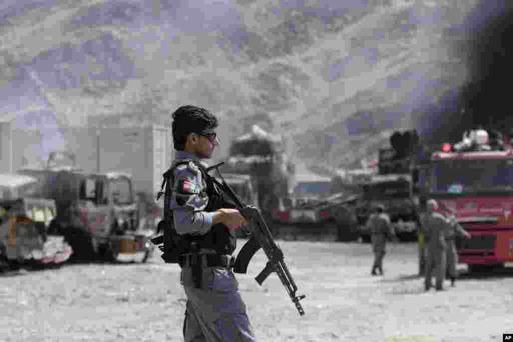 Afg&#39;onistonning Pokiston bilan chegarasi yonida toliblar Amerika bazasiga hamla qilgan. Inshootda portlashlar sodir etilib, mashinalar yoqilgan va NATOning muhim ta&#39;minot yo&#39;li to&#39;silgan. Hujumchilarning bari o&#39;ldirilgani aytiladi.