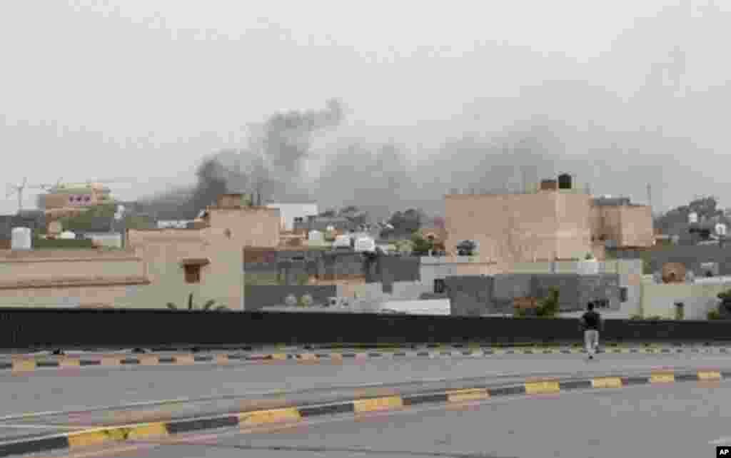 Smoke rises over the parliament area after troops of rogue Gen. Khalifa Haftar targeted Islamist lawmakers and officials at the parliament, in Tripoli, Libya, May 18, 2014.