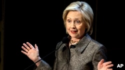 បេក្ខជន​ប្រធានាធិបតី​ពី​គណបក្ស​ប្រជាធិបតេយ្យ​ លោកស្រី​ Hilary Clinton មាន​ប្រសាសន៍​មុន​ពេល​ប្រគល់​ពានរង្វាន់ The Hilary Rodham Clinton សម្រាប់​ Advancing Women in Peace and Security នៅ​បណ្ណាល័យ​ Riggs នៅ​ឯ​សាកលវិទ្យាល័យ​ Georgetown ក្នុង​រដ្ឋធានី​វ៉ាស៊ីនតោន កាលពី​ថ្ងៃទី២២ ខែមេសា ឆ្នាំ២០១៥។