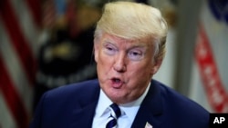 Predsednik Donald Tramp govori o gradovima-utočištima tokom okruglog stola sa organima reda u Rusveltovoj sobi u Beloj kući, u Vašingtonu.