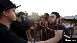 Anggota Islamic Community Center, bersama Ilyas Wadood (kanan) di luar sebuah pusat komunitas di negara bagian Arizona, Phoenix, Arizona, 29 Mei 2015 (foto: REUTERS/Nancy Wiechec). 