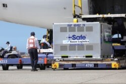 Pengiriman vaksin AstraZeneca dai Jepang, di bandara Taoyuan, Taiwan, 8 Juli 2021. (REUTERS)