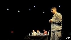 在战争剧场演出之后，军人们以市政会议的方式展开讨论