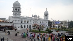 سکھوں کے لیے سب سے اہمیت کا حامل ننکانہ صاحب میں بابا گورونانک کا جنم استھان ہے۔ (فائل فوٹو)