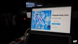 Gambar logo baru Twitter tampak di layar sebuah laptop di Belgrade, Serbia, 24 Juli 2023. (Foto: Darko Vojinovic, File)