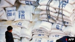 Các nhà quan sát nghi ngờ rằng thức ăn sẽ không vào tay những người cần nhất, mà sẽ vào tay bộ đội Bắc Triều Tiên