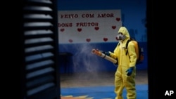  28일 브라질 브라질리아에서 신종 코로나바이러스 감염증(COVID-19) 방역 관계자들이 공립 학교를 찾아 소독하고 있다. 