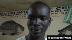 Abdoul Rahim tenancier d’un commerce de poisson frais à Ouagadougou, 14 juin 2017. (VOA/Issa Napon)