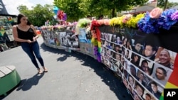 Seorang pengunjung memperhatikan foto 49 korban penembakan massal di klub malam Pulse, dalam peringatan 5 tahun peristiwa berdarah itu di Orlando, Florida, 11 Juni 2021. (Foto: AP)