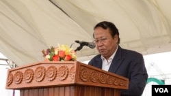 សំរាំង​ កំសាន្ត​ រដ្ឋលេខាធិការ​ក្រសួង​វប្បធម៌​ និង​វិចិត្រ​សិល្បៈ​ ថ្លែង​សុន្ទរកថា​ ​នៅ​ក្នុងការ​ប្រារព្ធ​មហោ​ស្រពបង្ហើរ​ខ្លែង​ខ្មែរ ​លើក​ទី​២០​ ​នៅ​ឯ​បរិវេណកោះពេជ្រ​ ​ក្នុង​រាជធានី​ភ្នំពេញ​ ​កាល​ពី​ថ្ងៃ​ទី​១៤ ខែ​ធ្នូ​ ឆ្នាំ​២០១៦។​ (ហ៊ាន សុជាតា​/