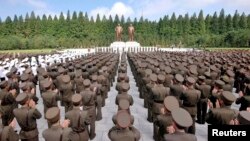 지난해 7월 북한 인민군 장병들이 정전 60주년을 경축해 인민무력부에 세워진 김일성·김정일 동상 앞에서 결의대회를 가지고 있다.