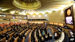 Badan legislatif Thailand tolak usulan konstitusi baru.