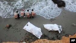 Des membres du Croissant-Rouge ramassent des corps de migrants au bord de la Méditerranée, à Tripoli, Libye, 3 octobre 2015.