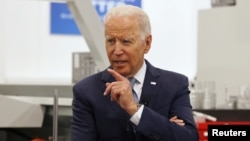 Presiden Joe Biden mengunjungi lab manufaktur di McHenry County College di Crystal Lake, Illinois, Rabu, 7 Juli 2021. (Foto: Evelyn Hockstein/Reuters)