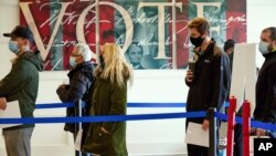 ប្រជាពលរដ្ឋ​ឈរ​តម្រង់ជួរ​ដើម្បី​បោះឆ្នោត​មុនកំណត់​នៅឯ​ការិយាល័យ​គណៈកម្មាធិការ​រៀបចំ​ការបោះឆ្នោត នៅក្នុង​ទីក្រុង Omaha រដ្ឋNebraska នៅថ្ងៃទី២៨ ខែតុលា ឆ្នាំ២០២០។